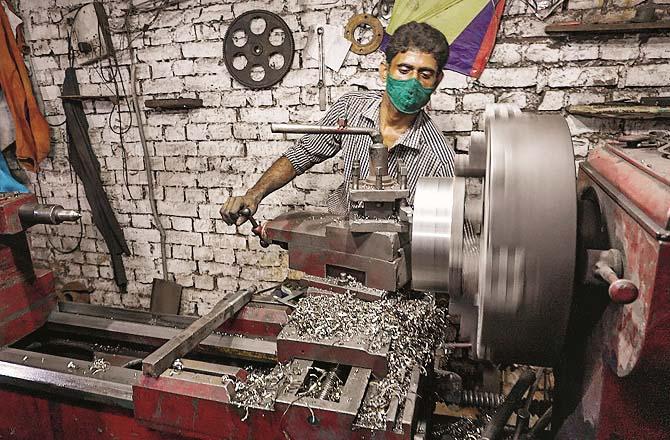 New orders for the manufacturing and services sectors rose sharply, a factory said. Photo: INN