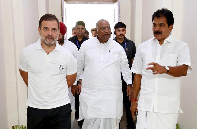 Mallikarjun Kharge with party leaders Rahul Gandhi and KC Venugopal arrives to hold a Zoom meeting with party`s all Lok Sabha candidates. Photo: INN