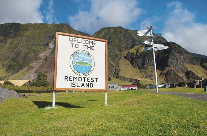 ترسٹان دا کونیا (Tristan da Cunha)&nbsp;ترسٹان دا کونیا، دُنیا کا دور دراز ترین گاؤں ہے جو، سینٹ ہیلنا سے ۱۲۴۳؍ کلومیٹر دور، آتش فشاں پہاڑوں کے ساتھ واقع ہے۔ اس گاؤں سے قریب ترین براعظم جنوبی افریقہ ہے جس کا فاصلہ ۱۴۹۱؍ کلومیٹر ہے۔ یہاں صرف کشتی سے پہنچا جاسکتا ہے جس کیلئے جنوبی افریقہ سے ۶؍ دن تک مسلسل سفر کرنا پڑتا ہے۔ یہ جزیرہ پرتگالی مہم جو ترسٹان دا کونیا نے ۱۵۰۶ء میں دریافت کیا تھا۔ یہ علاقہ برطانیہ کے زیر انتظام ہے۔ کسی ایمرجنسی کی صورت میں اس علاقے کے لوگوں کو مدد کیلئے کئی دنوں تک انتظار کرنا پڑتا ہے۔ ۲۰۱۶ء میں یہاں کا بجلی کا انتظام خراب ہوگیا تھا جس کے سبب یہاں کے لوگوں کو کئی دن اندھیرے میں گزارنے پڑے تھے۔