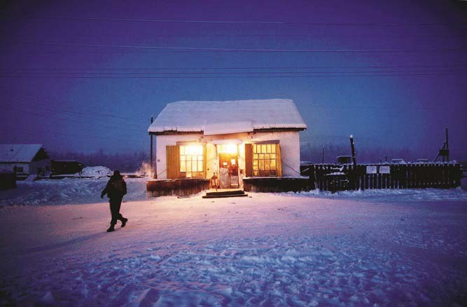 اویمیاکون (Oymyakon)&nbsp;اویمیاکون روس کا ایک گاؤں اور دنیا کا سرد ترین علاقہ ہے جہاں موسم سرما میں درجۂ حرارت منفی ۷۰؍ ڈگری سینٹی گریڈ تک اور گرما میں منفی ۵۰؍ ڈگری سینٹی گریڈ تک ہوتا ہے۔یہاں کی آبادی ۴۶۲؍ نفوس پر مشتمل ہے۔ یہاں کے درجہ حرارت کی وجہ سے لوگ اس گاؤں کا رخ نہیں کرتے جبکہ یہاں کے باشندے آہستہ آہستہ یہ علاقہ چھوڑ رہے ہیں۔ ماہرین کا کہنا ہے کہ آئندہ چند برسوں میں یہ علاقہ مکمل طور پر خالی ہوجائے گا۔