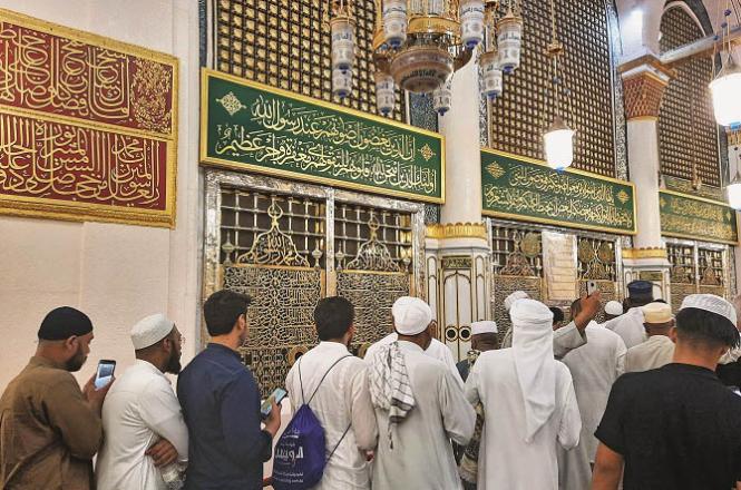 How lucky are these pilgrims of the Haram who are blessed to visit the holy shrine! Photo: INN