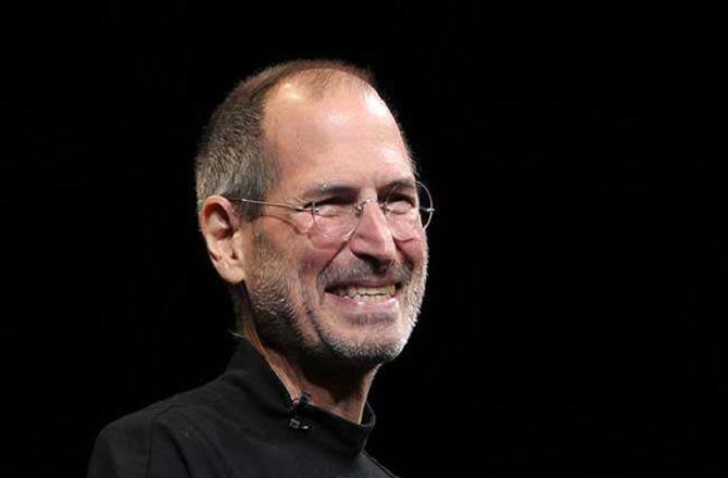 اسٹیو جابس Steve Jobs&nbsp;اسٹیو جابس ۲۴؍ فروری ۱۹۵۵ء کو پیدا ہوئے تھے جبکہ ان کا انتقال ۵؍ اکتوبر ۲۰۱۱ء کو ہوا تھا۔ اسٹیو دنیا کی سب سے بڑی ٹیکنالوجی کمپنی ایپل انکارپوریٹڈ کے بانیوں میں سے ایک تھے۔ وہ موجد بھی تھے۔ انہوں نے میک بک، آئی پوڈ، آئی فون اور ایپل کلاؤڈ جیسی کئی اہم چیزیں بنائیں۔ ان کے تمام لوازمات بہت مہنگے مگر محفوظ خیال کئے جاتے تھے۔ ان کا بنایا ہوا ہر پروڈکٹ انوکھا اور منفرد ہوتا تھا۔