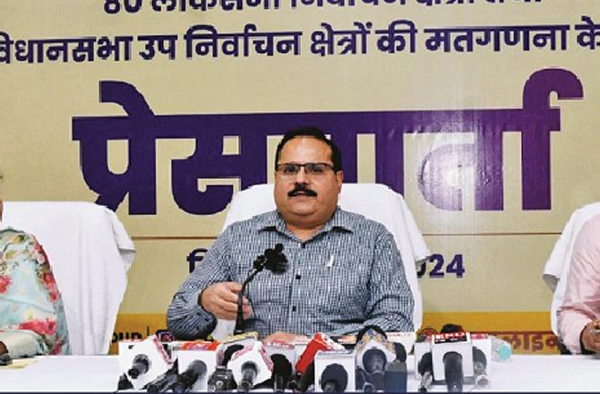 UP Chief Election Officer Navdeep Ranwa addressing the press conference. Photo: INN.