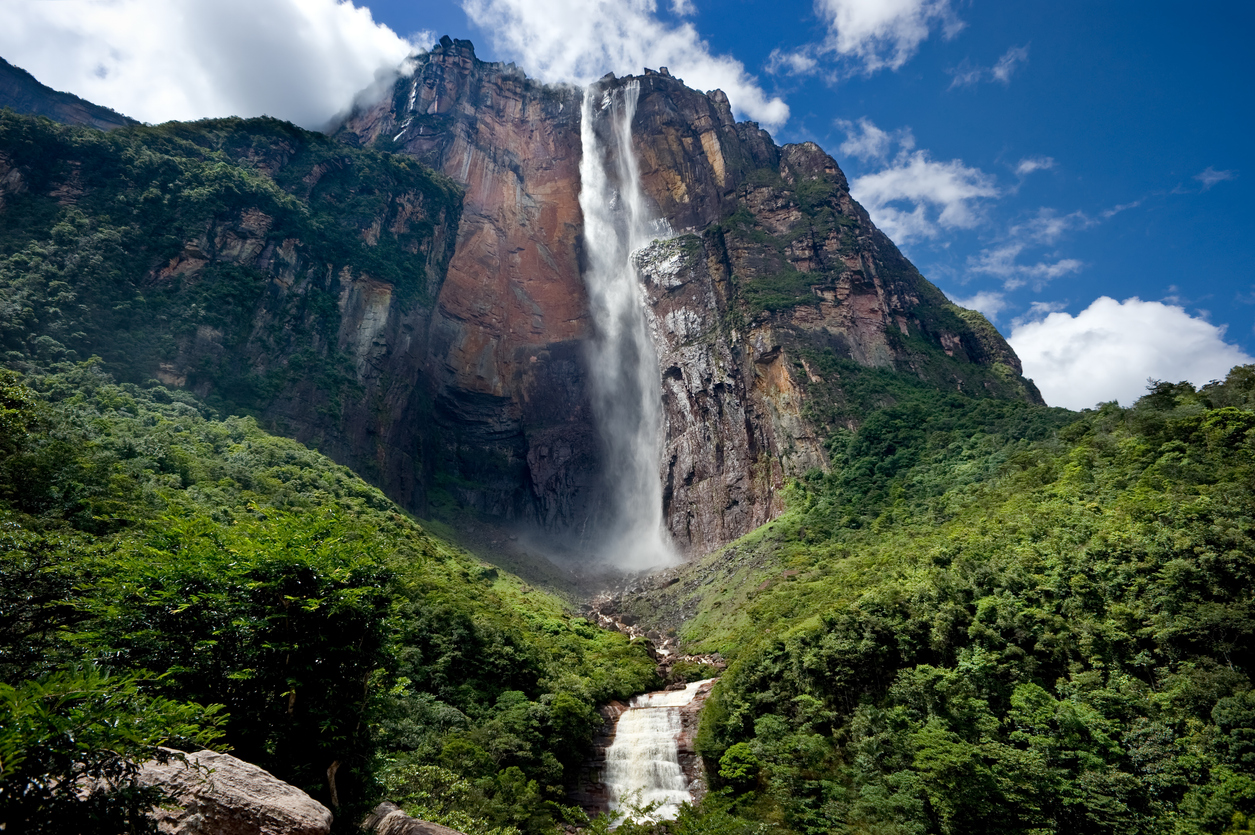 اینجل فالس (Angel Falls): دنیا کا بلند ترین آبشار ہے ۔ وینیزویلا میں واقع یہ آبشار ۹۷۹؍ میٹر بلند ہے۔ ۱۹۳۵ء میں امریکی ہوا باز جیمز کرافورڈ اینجل نے پرواز کے دوران اسے پہلی مرتبہ دیکھا تھا۔آبشار انہی سے موسوم ہے۔