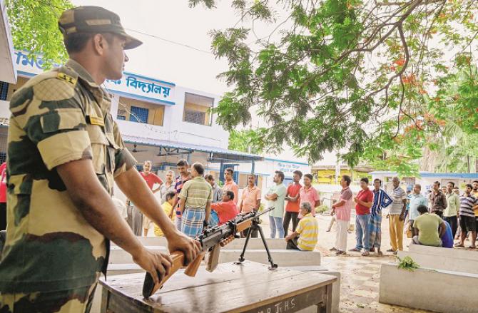 BSF personnel were deployed at the polling booths to avoid any major threat in Bengal. Photo: INN