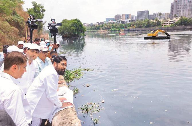 Chief Minister Eknath Shinde, Municipal Commissioner Bhushan Gagrani and other officers are reviewing the cleanliness of Methi river. Photo: PTI