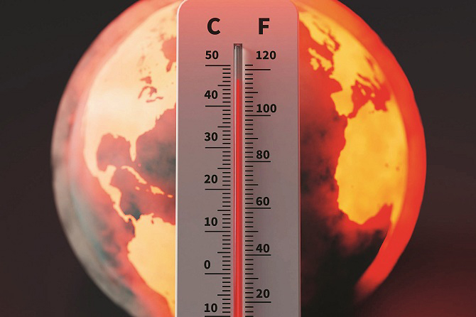 (۲) ایل نینو (El Nino): درجہ حرارت بڑھنے کی ایک اہم وجہ ایل نینو بھی ہے۔ جب سمندروں پر تیز ہوائیں چلتی ہیں تو سطح سمندر ان میں موجود ٹھنڈک جذب کرکے اسے نیچے یعنی لہروں کی جانب پہنچاتی ہے اور گرم ہوائیں باہر چھوڑتی ہے۔ اس عمل میں سطح سمندر گرم ہوجاتی ہے اور چاروں طرف گرم ہوائیں پھیلتی ہیں جن سے زمین کا درجہ حرارت بڑھنے لگتا ہے۔ یہ ایک قدرتی عمل ہے جو ۱۲؍ سے ۱۸؍ ماہ تک جاری رہتا ہے اور ہر ۲؍ سے ۷؍ &nbsp;سال کے بعد ہوتا ہے۔