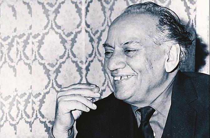 Faiz Ahmed Faiz continued to smile and speak sweet words throughout his life, but also mixed the bitterness of truth in sweet words. Photo: INN.