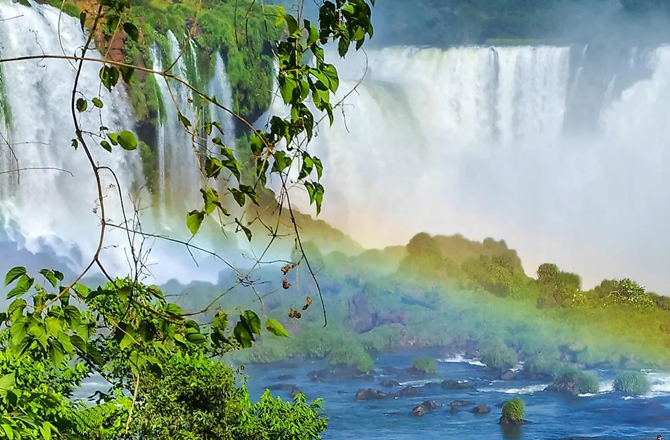 ایگوازو فالس (Iguazu Falls): یہ ارجنٹائنا میں ہے۔ اس آبشار سے ایک سیکنڈ میں ایک ہزار کیوبک لیٹر پانی گرتا ہے۔ یہاں کا موسم عام طور پر گرم ہوتا ہے۔ ایگوازو آبشار تقریباً ۲۷۵؍ چھوٹے جھرنوں کا مجموعہ ہے۔ یہ ۸۲؍ میٹر بلند ہے۔ آبشار کا پانی ایگوازو دریا میں جاکر ملتا ہے جو برازیل، پراگ اور ارجنٹائنا سے ہوکر گزرتا ہے۔