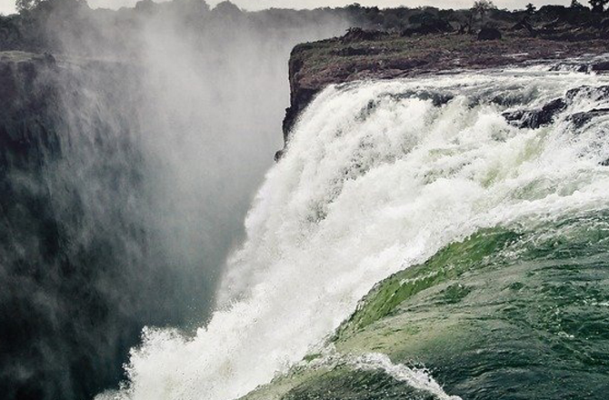 وکٹوریہ فالس (Victoria Falls): زمبابوے اور زامبیا کی سرحد پر واقع یہ آبشار ۱۰۸؍ میٹر بلند ہے۔ ۱۸۵۵ء میں ڈیوڈ لیونگ اسٹون نے اس آبشار کو دریافت کرنے کے بعد اسے برطانیہ کی ملکہ وکٹوریہ سے موسوم کردیا تھا۔ اس آبشار سے ایک سیکنڈ میں ایک ملین کیوبک لیٹر پانی گرتا ہے۔ اس کا شمار دنیا کے ۷؍ قدرتی عجائبات میں بھی ہوتا ہے۔ مقامی افراد اسے &rsquo;&rsquo;موسی اوآ تونیا&lsquo;&lsquo; کہتے ہیں جس کا مطلب ہے ایسا دھواں جس سے بجلیوں کی سی آواز آتی ہے۔&nbsp;