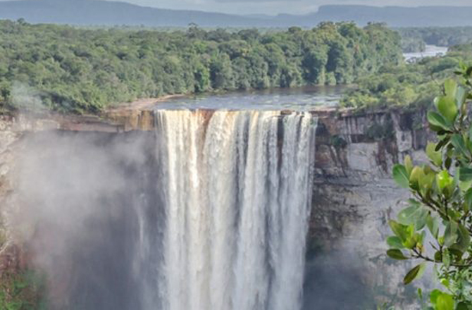 کائتور آبشار (Kaieteur Falls): گیانا میں واقع ہے اس آبشار کی بلندی ۲۲۶؍ میٹر ہے۔ یہ امیزون کے بارانی جنگلات میں واقع ہے۔ اس سے ایک سیکنڈ میں۶۶۳؍ کیوبک میٹر پانی گرتا ہے۔ اس کا شمار دنیا کے طاقتور ترین آبشاروں میں ہوتا ہے۔ اسے ۱۸۷۰ء میں چارلس برنگٹن براؤن نے دریافت کیا تھا۔ یہ آبشار ایک معمر شخص سے موسوم ہے جسے اس کے رشتہ داروں نے ایک کشتی میں بیٹھا کر آبشار سے نیچے گرادیا تھا۔ اس لئے اس کا نام کائتور ہے جس کا مطلب &rsquo;بوڑھے آدمی کا آبشار&lsquo;ہے۔&nbsp;