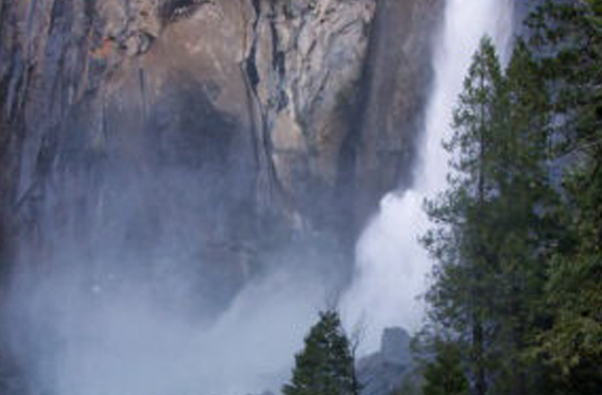 یوسومیٹ فالس (Yosemite Falls): یہ یوسومیٹ نیشنل پارک، کیلیفورنیا میں ہے جس کی اونچائی ۷۳۹؍ میٹر ہے۔ اس آبشار کے نیچے ایک قبیلہ آباد ہے جسے &rsquo;شولوک&lsquo; کہا جاتا ہے۔ ان لوگوں کا خیال ہے کہ آبشار کے نیچے جادوگرنیوں کی روحیں بھٹکتی ہیں۔