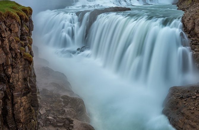 ڈیٹیفوس فالس (Dettifoss Falls): یہ شمال مشرقی آئس لینڈ میں ہے۔ اس آبشار میں پانی وتنجکل نامی برف کے تودے سے آتا ہے۔ اس کی بلندی ۴۴؍ میٹر ہے۔ اسے یورپ کا سب سے طاقتور آبشار خیال کیا جاتا ہے۔ ڈیٹیفوس فالس کے پانی کے بہاؤ کی شدت اتنی ہوتی ہے کہ اس کے اطراف کی چٹانوں میں ارتعاش پیدا ہوتا ہے۔سورج کی روشنی میں آبشار کی بوچھار سے ۱۸۰؍ ڈگری کی قوس قزح بن جاتی ہے۔