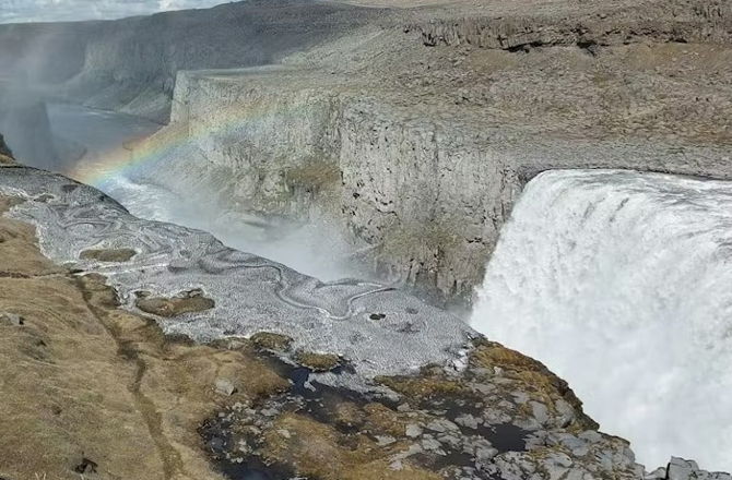 پلیٹویزے فالس (Plitvice Falls): یہ پلیٹویزے نیشنل پارک، کروشیا میں ہے۔یہ چھوٹے چھوٹے کئی آبشاروں کا مجموعہ ہے۔ اس آبشار کو مکمل طور پر دیکھنے کیلئے ۶؍ گھنٹے لگتے ہیں۔ یہ ۷۸؍ میٹر بلند ہے۔ یہ آبشار ۲؍ حصوں میں منقسم ہے۔ پہلے حصے میں دریا ہے جہاں پانی جمع ہوتا ہے جبکہ دوسرے حصہ آبشار ہے۔&nbsp;