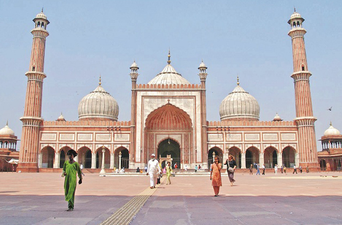 جامع مسجد(Jama Masjid): ہندوستان کی بڑی مسجدوں میں جامع مسجد کا بھی شمار ہوتا ہے۔ اسے مغل شہنشاہ شاہجہاں نے ۱۶۴۴ء سے ۱۶۵۶ء کے درمیان تعمیر کروایا تھا۔ شاہجہاں کے دور حکومت میں کئی شاندار عمارتیں تعمیر کی گئی تھیں۔ اسے سفید سنگ مرمر اور لال پتھروں سے تعمیر کیا گیا ہے۔ مسجد کو ۵؍ ہزار سے زیادہ مزدوروں نے بنایا ہے۔ اس مسجد کو ایک ملین روپے کی لاگت سے بنایا گیا تھا۔ جامع مسجد کا افتتاح بخارا (ازبکستان) کے ایک امام نے کیا تھا۔ مسجد میں بیک وقت ۲۵؍ ہزار مصلیان نماز ادا کرسکتے ہیں۔