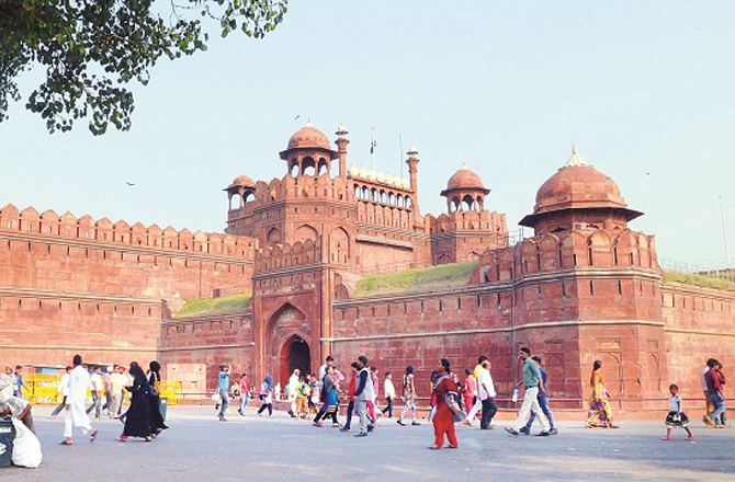 لال قلعہ(Red Fort): لال قلعہ کو ۱۰؍ سال کے عرصہ میں بنایا گیا تھا۔ یہ اس وقت تعمیر کیا گیا تھا جب شاہجہاں نے ہندوستان کا دارالحکومت آگرہ سے دہلی منتقل کردیا تھا۔ اسے اس وقت قلعۂ مبارک کہا جاتا تھا۔ دراصل اسے لال اور سفید پتھروں سے بنایا گیا تھا۔ تاہم، بعد میں جب پتھروں کا چونا اترنے لگا تو برطانوی حکمرانوں نے اس پر لال رنگ لگا دیا۔