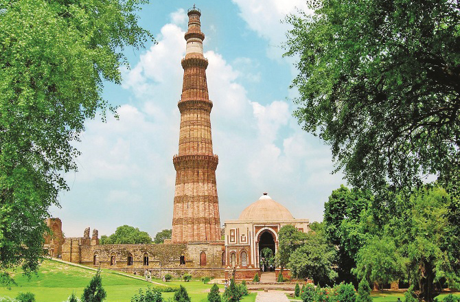 قطب مینار(Qutb Minar): ہندوستان کے مشہور تاریخی مقامات میں سے ایک قطب مینار ۷۳؍ میٹر (۲۳۹ء۵؍ فٹ) بلند ہے۔ مینار میں ۳۷۹؍ سیڑھیاں ہیں۔ آپ جیسے جیسے نیچے سے اوپر کی جانب جائیں گے مینار کا قطر کم ہوتا جائے گا۔ دہلی سلطنت کے بانی قطب الدین ایبک نے اسے کی تعمیر ۱۱۹۲ء میں شروع کی تھی۔ ان کے انتقال کے بعد ان کے داماد التمش ایبک نے اسے مکمل کروایا۔ قطب مینار کے نیچے قوت الاسلام مسجد بھی واقع ہے۔