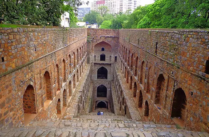 اگرسین کی باولی (Agrasen Ki Baoli): ایک محفوظ آثار قدیمہ کی جگہ ہے، جو نئی دہلی میں کناٹ پلیس (سی پی )کے قریب واقع ہے۔ یہ جگہ ایک ڈراؤنی جگہ کے طور پر مشہور ہے۔ اس اسٹیپ ویل میں تقریباً ۱۰۵؍ سیڑھیاں ہیں۔ یہ جگہ دیکھنے میں بہت ہی حیرت انگیز ہے اور یہاں آپ کو دہلی کی ہلچل سے دور امن دیکھنے کو ملے گا۔ یہاں جانے کے لیے ٹکٹ کی ضرورت نہیں ہے۔&nbsp;