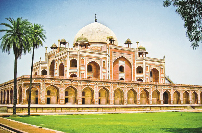 ہمایوں کا مقبرہ(Humayun`s Tomb): ہندوستانی اور ایرانی طرز تعمیر کا شاہکار ہمایوں کا مقبرہ ملک کی اہم تاریخی عمارتوں میں سے ایک ہے۔ ۱۵؍ ویں صدی میں مغل شہنشاہ ہمایوں کی اہلیہ حمیدہ بانو بیگم نے اسے تعمیر کروایا تھا۔ اس مقبرے کے جنوب مغرب میںمغل شہنشاہ بابر کا بھی مقبرہ ہے۔