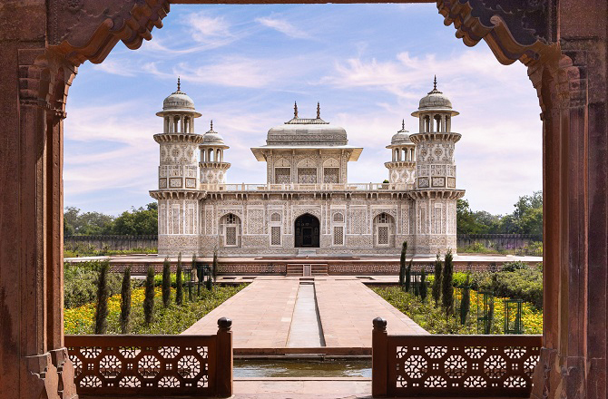 اعتمادالدولہ کا مقبرہ(Tomb of I`timād-ud-Daulah): آگرہ کے قلعے سے ۳ء۶؍ &nbsp;کلومیٹر کے فاصلے پر اعتمادالدولہ کا مقبرہ ہے۔ مغلیہ سلطنت کی دیگر عمارتوں سے اس کا طرز تعمیر منفرد ہے۔ اسے جہانگیر کی اہلیہ نور جہاں نے اپنے والدغیاث الدین کی یاد میں تعمیر کروایا تھا۔ اسے چھوٹا تاج محل بھی کہا جاتا ہے۔ اس کا ڈیزائن تاج محل کی طرز پر بنایا گیا ہے۔&nbsp;