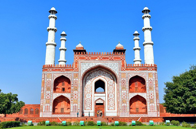 اکبر کا مقبرہ(Akbar`s tomb): یہ عمارت آگرہ کے مضافات سکندر میں ہے۔ یہ آگرہ شہر سے ۸؍ کلومیٹر دور ہے۔ یہاں تیسرے مغل شہنشاہ اکبر کی مزار ہے۔ اسے شہنشاہ اکبر ہی نے تعمیر کروایا تھا۔ پہلے زمانے میں بادشاہ اپنی زندگی ہی میں اپنا مقبرہ تعمیر کروالیتے تھے۔ تاہم، اکبر کے بیٹے جہانگیر نے والد کی موت کے بعد اس کا تعمیراتی کام مکمل کروایا تھا۔ یہ عمارت ایک بڑے پتھر پر استادہ ہے۔