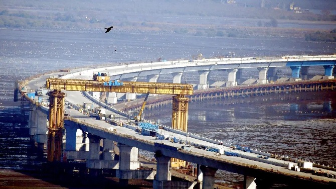 اٹل سیتو بریج: بحیرہ عرب پر تعمیر کیا جانے والے اس پل کی لمبائی ۲۱؍ ہزار ۸۰۰؍ میٹر ہے۔ اس کا تعمیری کام مرحلہ وار جاری ہے اور منصوبہ بند طریقے سے اسے عوام کیلئے کھولا جارہا ہے۔ اسے سیوڑی ناوا شیوا بریج بھی کہا جاتا ہے۔