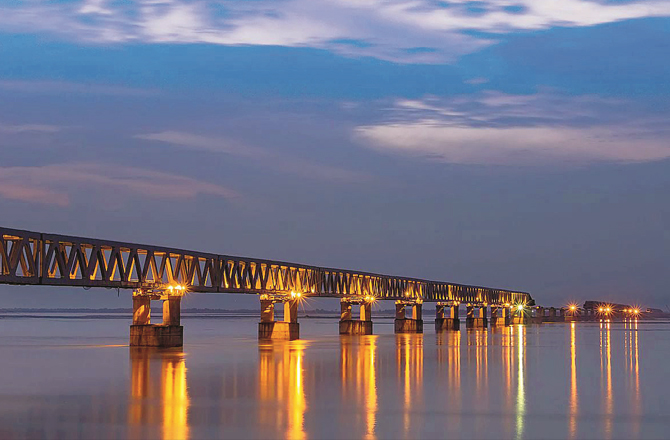 بوگی بیل بریج: برہمپتر ندی(دبرو گڑھ، آسام) پر تعمیر کئے گئے اس پل کی لمبائی ۴؍ ہزار ۹۴۰؍ میٹر ہے جسے ۲۰۱۸ء میں گاڑیوں کی آمد و رفت کیلئے شروع کیا گیا۔
