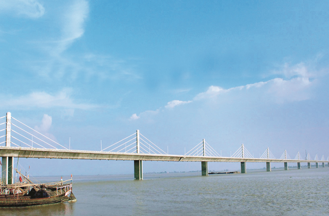 آرا چھاپرابریج: دریائے گنگا (آرا۔ چھاپرا، بہار) پر تعمیر کئے گئے اس پل کی لمبائی ۴؍ ہزار ۳۵۰؍ میٹر ہے جسے ۲۰۱۷ء میں گاڑیوں کی آمد و رفت کیلئے شروع کیا گیا۔