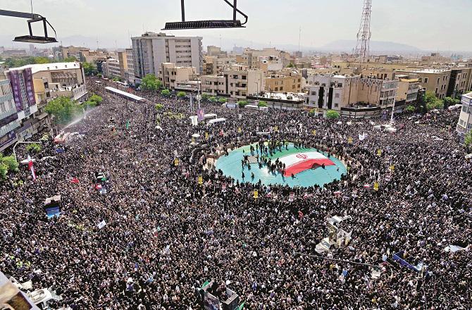 The beating sea of the mourners in the funeral procession. Photo: PTI.