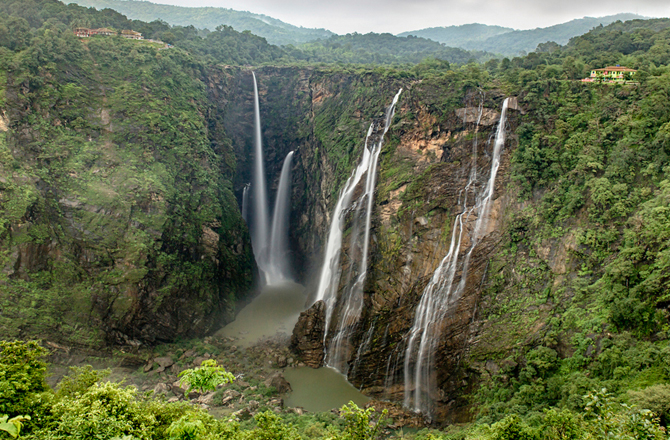 جوگ آبشار (Jog Falls): ہندوستان کا دوسرا بلند ترین آبشار ہے جو کرناٹک میں ہے۔ دنیا کے بہترین آبشاروں میں یہ ۱۳؍ ویں نمبر پر ہے۔ یہ ۲۵۳؍ میٹر بلند ہے۔&nbsp;