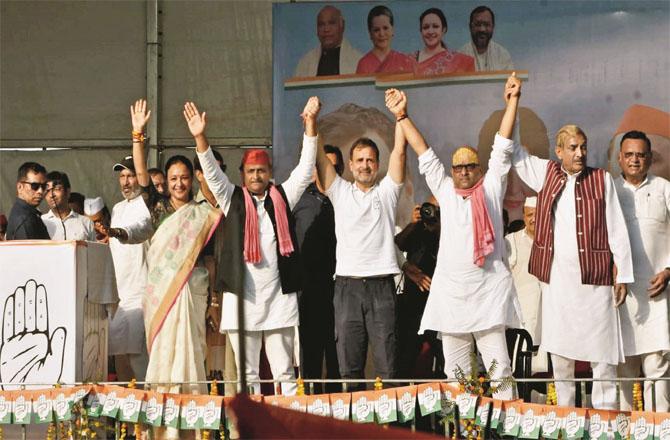 Rahul Gandhi and Akhilesh Yadav at a joint rally of the India Alliance in Banaras. Photo: PTI