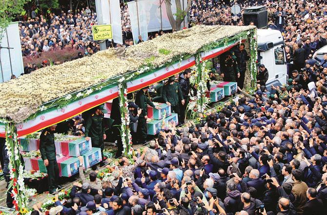 When the bodies were brought from Azerbaijan to the city of Tabriz, thousands of people had gathered on the occasion. Photo: Inquilab