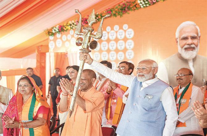 Prime Minister Modi displaying the trident during a rally in Bara Banki. Photo: INN