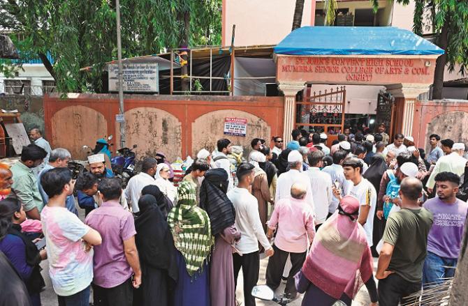 Crowds of voters in Muslim areas were seen at almost all polling booths. Photo: Inquilab, Satij Shinde