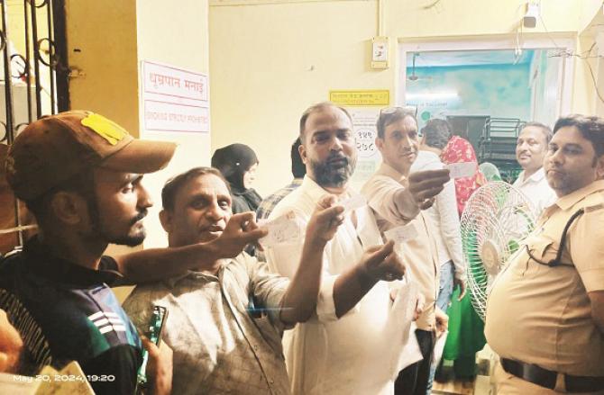 Even after 7 pm, voters are waiting for their turn at Babaji Patilwadi School Polling Center in Mumbra. Image: Revolution