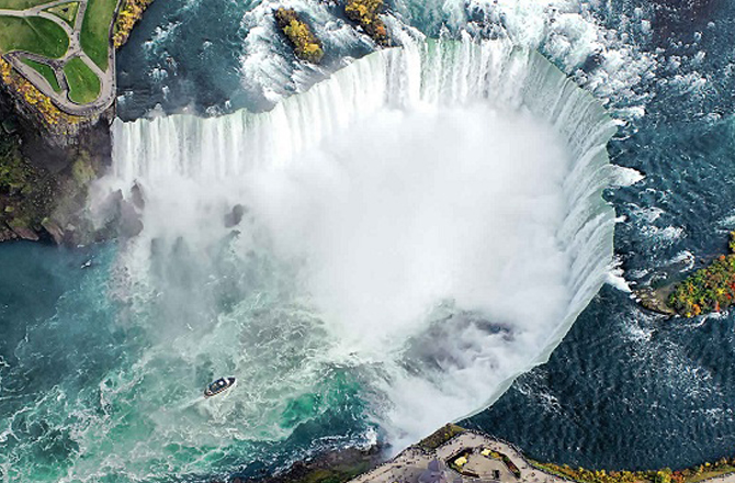 نیاگرا فالس (Niagara Falls): شمالی امریکہ میں واقع یہ دنیا کا سب سے مشہور اور حجم کے اعتبار سے دنیا کا سب سے بڑا آبشار ہے۔ ۵۱؍ میٹر اونچے اس آبشار سے ایک سیکنڈ میں ۷؍ ہزار کیوبک لیٹر پانی گرتا ہے۔ اس آبشار کی خاص بات یہ ہے کہ اسے کسی بھی زاویے سے دیکھا جاسکتا ہے۔ یہ ۳؍ آبشار؛ ہورس شو فالس، دی امریکن فالس اور برائڈل ویل فالس کا مجموعہ ہے۔ نیاگرا فالس امریکہ اور کنیڈا کی سرحد پر ہے۔