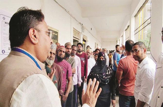 Member of Assembly Raees Sheikh can be seen listening to the complaints of voters at a polling center in Bhiwandi. Photo: INN
