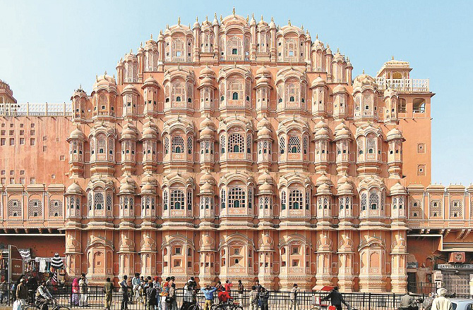 ہوا محل(Hawa Mahal): ہوا محل جے پور میں واقع سرخ اور گلابی پتھروں سے بنی ایک عمارت ہے۔ ۱۷۹۹ء میں اسے مہاراجا سوائی پرتاپ سنگھ نے تعمیر کروایا تھا۔ یہ دور سے شہد کے چھتے کی طرح نظر آتا ہے۔ کہا جاتا ہے کہ یہ اس لئے بنایا گیا تھا تاکہ محل میں رہنے والی خواتین باہر کا نظارہ پردے میں رہ کر کر سکیں۔