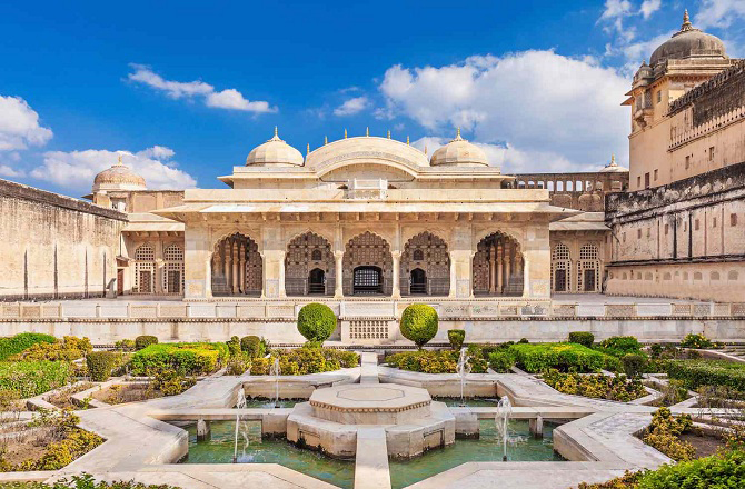 عنبر قلعہ(Amber Fort): اس قلعہ کی بنیاد راجا مان سنگھ نے رکھی تھی۔ اس محل میں شیش محل بھی موجود ہے۔ شیش محل کو اس طرح تعمیر کیا گیا کہ جب سورج کی ایک کرن شیشے کے کسی ایک ٹکڑے سے ٹکراتی ہے تو محل کا پورا ہال روشن ہو جاتا ہے۔&nbsp;