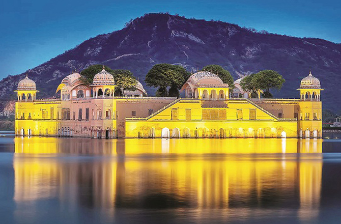 جل محل (Jal Mahal): جل محل کو مان ساگر جھیل کے درمیان تعمیر کیا گیا ہے۔ یہ ۵؍ منزلہ عمارت ہے۔ تاہم، جھیل میں پانی بھرنے کی صورت میں اس کی ۴؍ منزل پانی میں ڈوب جاتی ہیں۔ جل محل تک پہنچنے کیلئے کشتیوں کا سہارا لیا جاتا ہے۔&nbsp;