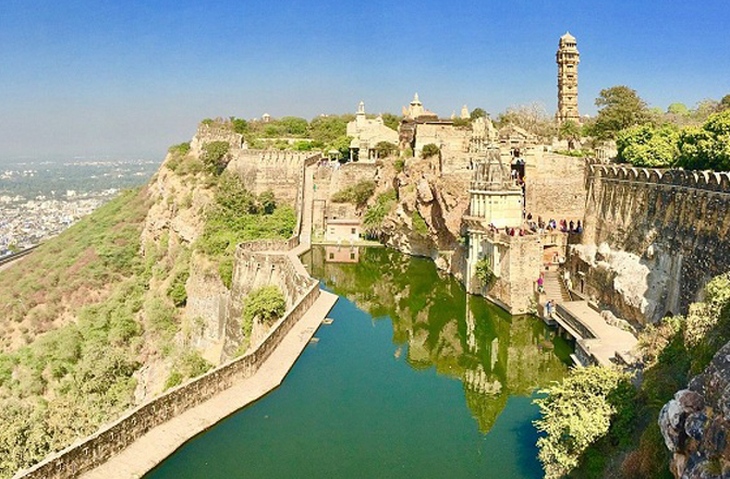 چتوڑ گڑھ کا قلعہ(Chittorgarh Fort): یہ قلعہ یونیسکو عالمی ثقافتی ورثہ میں شمار ہوتا ہے۔ ۱۳۰۳ء میں دہلی کے سلطان علاؤالدین خلجی نے میواڑ کے مہاراجہ رانا رتن سنگھ کو اسی قلعے پر شکست دی تھی۔ ۱۵۳۵ء میں گجرات کے حکمراں بہادر شاہ نے بکرم جیت سنگھ کو شکست دے کر قلعہ پر قبضہ کرلیا تھا۔ ۱۵۶۷ء میں اکبر نے مہارانا ادے سنگھ کو شکست دے کر یہ قلعہ فتح کر لیا تھا جو اپنی بہادری اور قربانیوں کیلئے آج بھی مشہور ہے۔ ممبئی سے چتوڑ گڑھ کیلئے براہ راست ۳؍ ٹرینیں ہیں۔