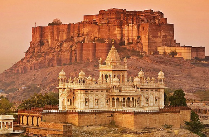 مہران گڑھ کا قلعہ(Mehrangarh Fort): اس قلعہ کا شمار راجستھان کے بڑے قلعوں میں ہوتا ہے جو جودھپور میں ۴۰۰؍ فٹ کی بلندی پر واقع ہے۔ اس کی بنیاد مارواڑ خاندان نے ۱۲؍ مئی ۱۴۵۹ء کو رکھی تھی۔ مؤرخین کا کہنا ہے کہ اس قلعہ میں دوسرے مغل شہنشاہ ہمایوں نے شیر شاہ سوری سے شکست کے بعد پناہ لی تھی۔&nbsp;