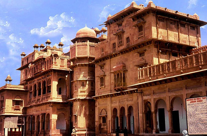 جونا گڑھ کا قلعہ(Junagarh Fort): جودھپور اور جے پور سے قریب ہی شہر بیکانیر واقع ہے جہاں جوناگڑھ کا قلعہ ہے۔ ۱۵۸۷ء میں اسے راجہ جے سنگھ نے تعمیر کروایا تھا۔ اس میں چندر محل، پھول محل، کرن محل اور میوزیم بھی موجود ہے۔