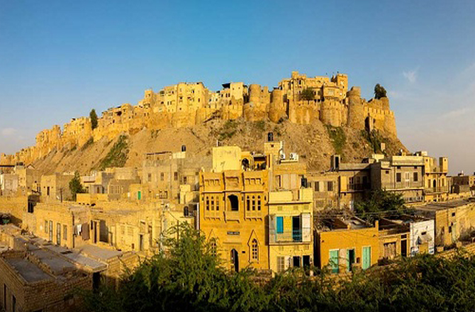 جسلمیر کا قلعہ(Jaisalmer Fort): جودھپور سے ۲۸۵؍ کلومیٹر کے فاصلے پر جسلمیر شہر ہے۔ یہاں موجود جسلمیر کے قلعے کو راجستھان کا سنہرا قلعہ بھی کہا جاتا ہے۔ اسے راجا جیسل نے ۱۱۵۶ء میں تعمیر کروایا تھا۔ یہ دنیا کے سب سے بڑے قلعوں میں شمار ہوتا ہے۔ اسے تعمیر کرنے کیلئے سنہرے اور زرد رنگوں کی اینٹیں استعمال کی گئی ہیں۔