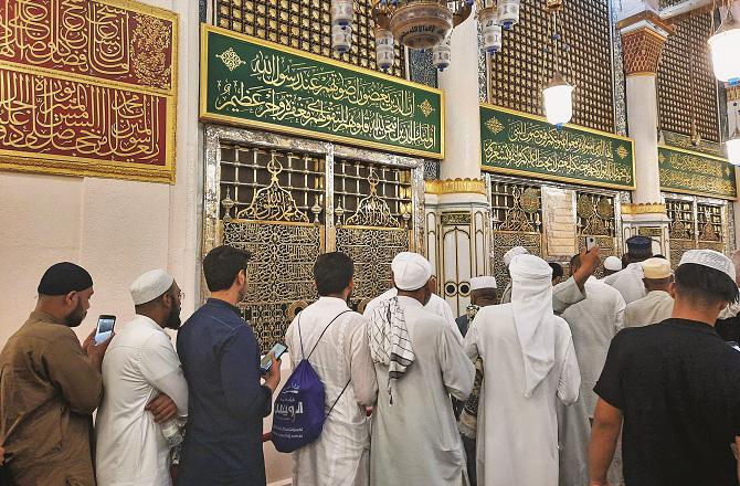 Attendance at the Holy Shrine is also a blessing to the lucky ones. Photo: INN