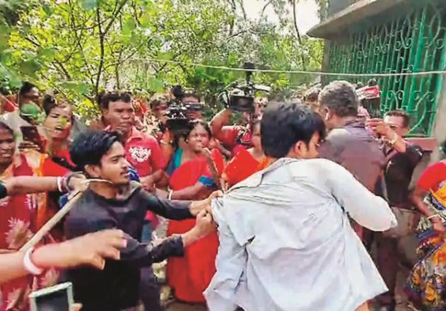 Sandeshkhaliis`s women beat up Trinamool Congress workers on Sunday. Photo: INN