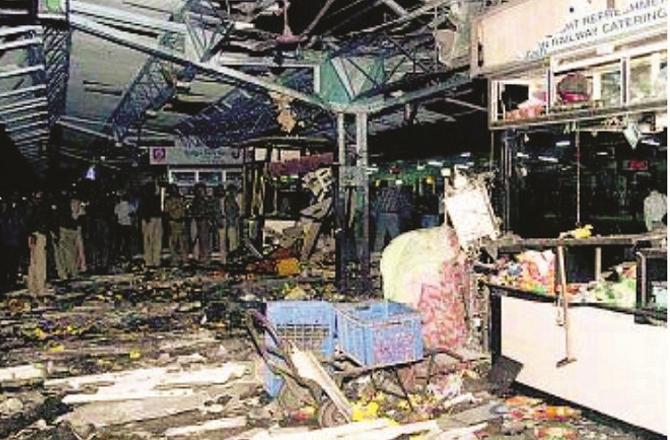 2 tea stalls were destroyed in the blast. Photo: INN.