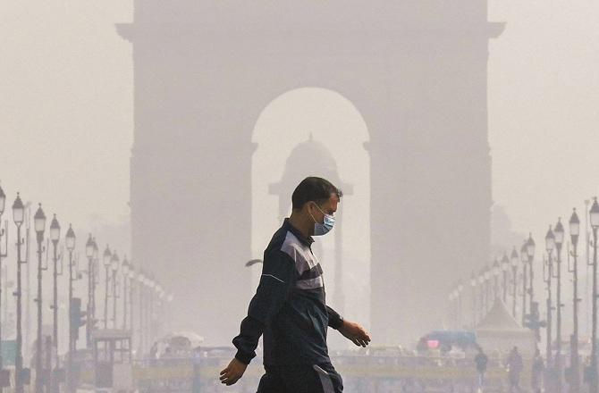 Due to air pollution in Delhi, people have to go out wearing masks. Photo: INN.