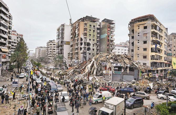 Lebanese expressing their joy at the implementation of the ceasefire, in the background destroyed buildings showing Israeli brutality. Photo: INN