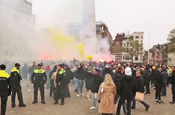 In this image taken from the video, it can be seen that police officers are providing security to Israeli football fans on Dam Square in Amsterdam during the riots. Photo: PTI